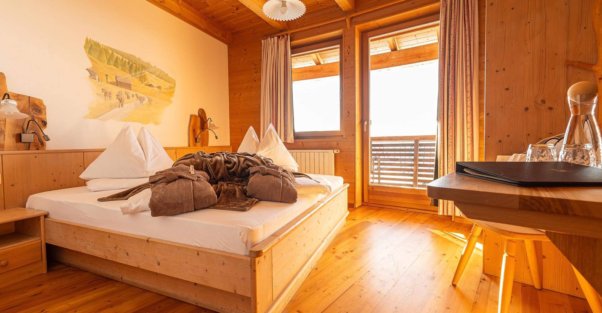 Ferien Sommer Winter Rossalm Plose Brixen Eisacktal Südtirol Dolomiten Urlaub Alm Panorama Zimmer Unterkunft (1) Almzimmer der Rossalm Plose mit Doppelbett und Balkon