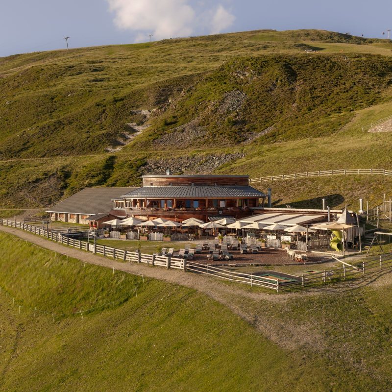 Die Rossalm Plose im Sommer – Almgasthof mit Sonnenterrasse auf 2.200 m