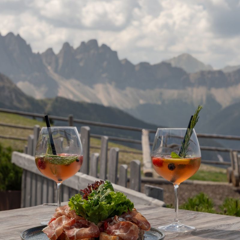 Aperitif und Speckplatte auf der Sonnenterrasse der Rossalm Plose Aperitif und Speckplatte auf der Sonnenterrasse der Rossalm Plose