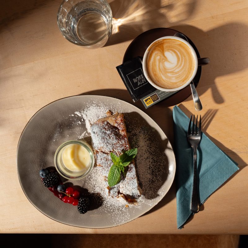 rossalm-plose-almrestaurant-apfelstrudel-cappuccino-2026