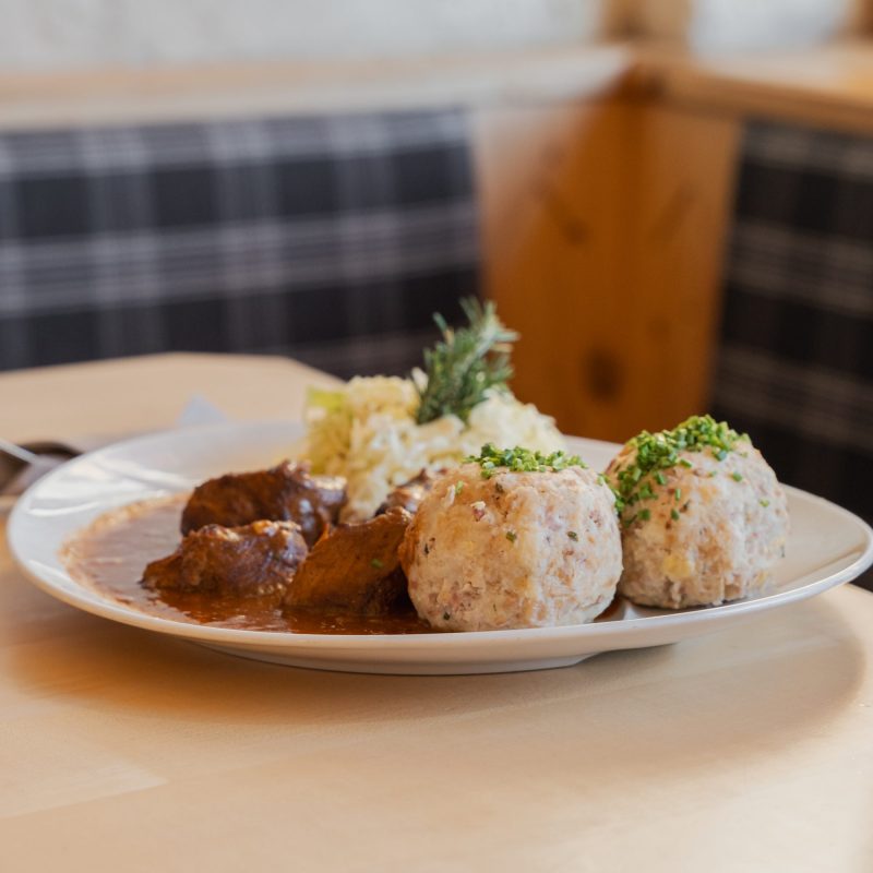 rossalm-plose-almrestaurant-gulasch-knoedel-2026