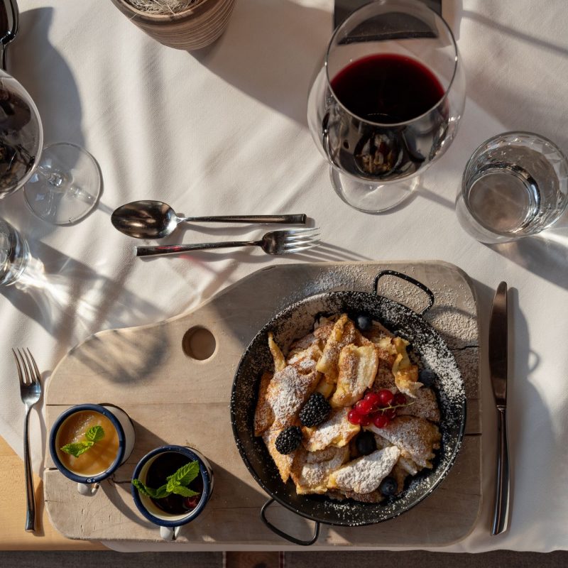 Kaiserschmarrn in der Pfanne im Almrestaurant der Rossalm Plose Kaiserschmarrn in der Pfanne im Almrestaurant der Rossalm Plose
