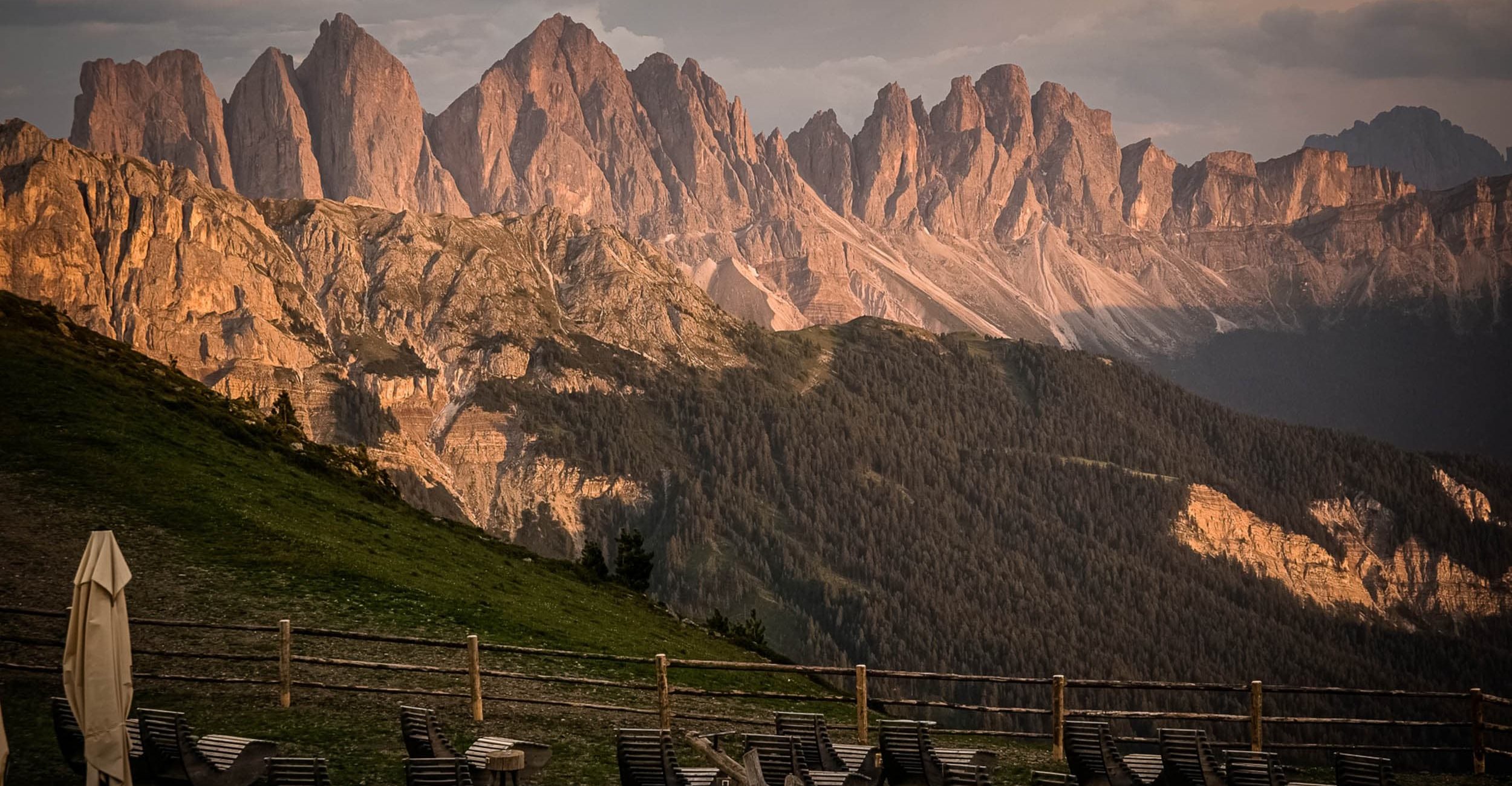 Rossalm Plose Brixen Alm Restaurant Christoph Werner Hinteregger Dolomiten Eisacktal (1) Geislerspitzen im Abendlicht über der Plose bei Brixen