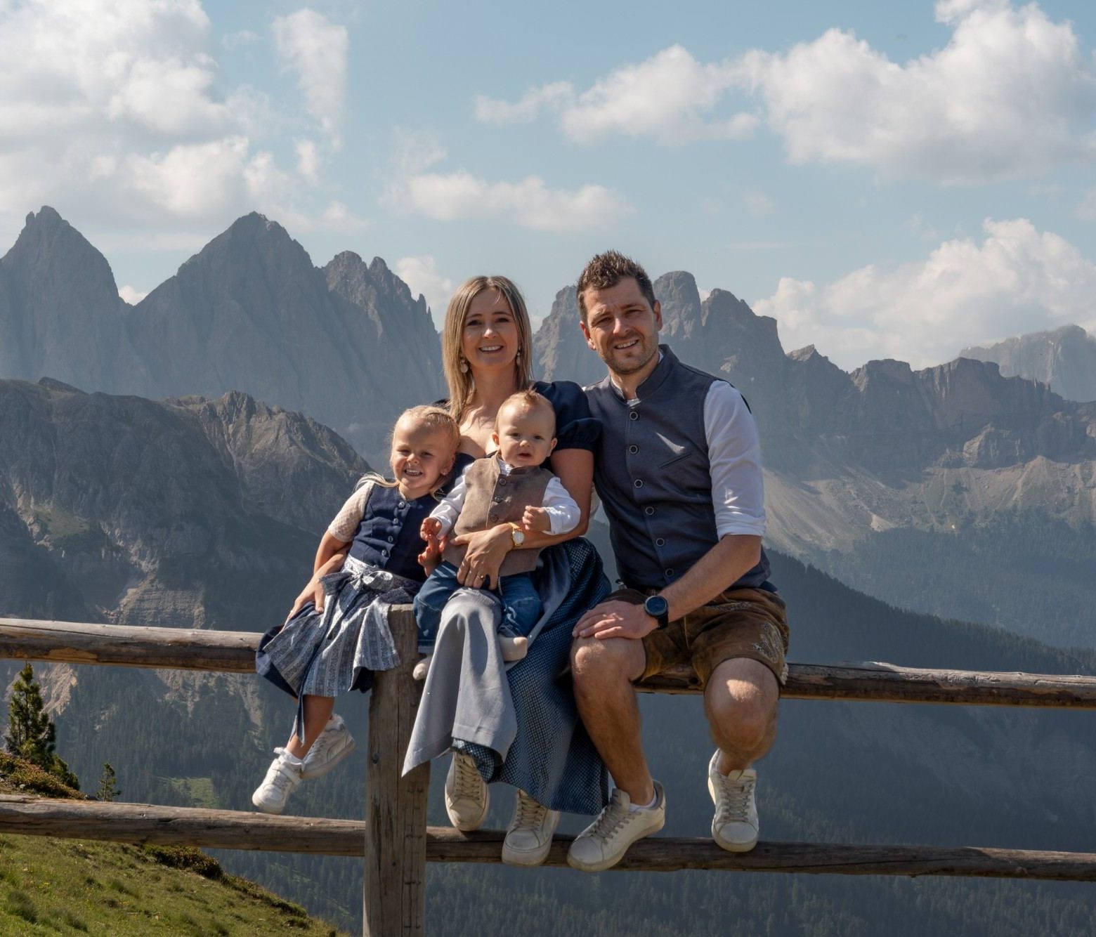 Gastgeberfamilie Rossalm Plose Gastgeberfamilie der Rossalm Plose vor den Geislerspitzen