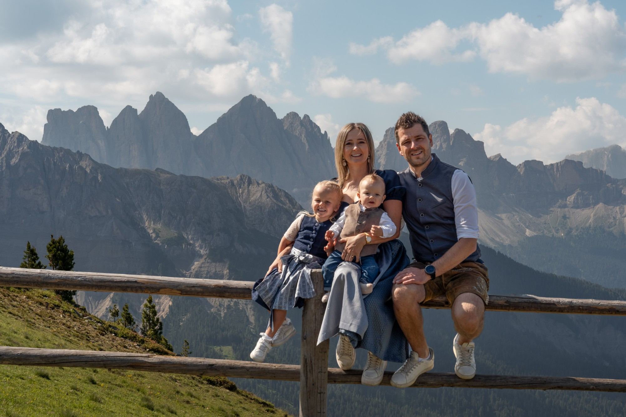 Gastgeberfamilie Rossalm Plose Gastgeberfamilie der Rossalm Plose vor den Geislerspitzen