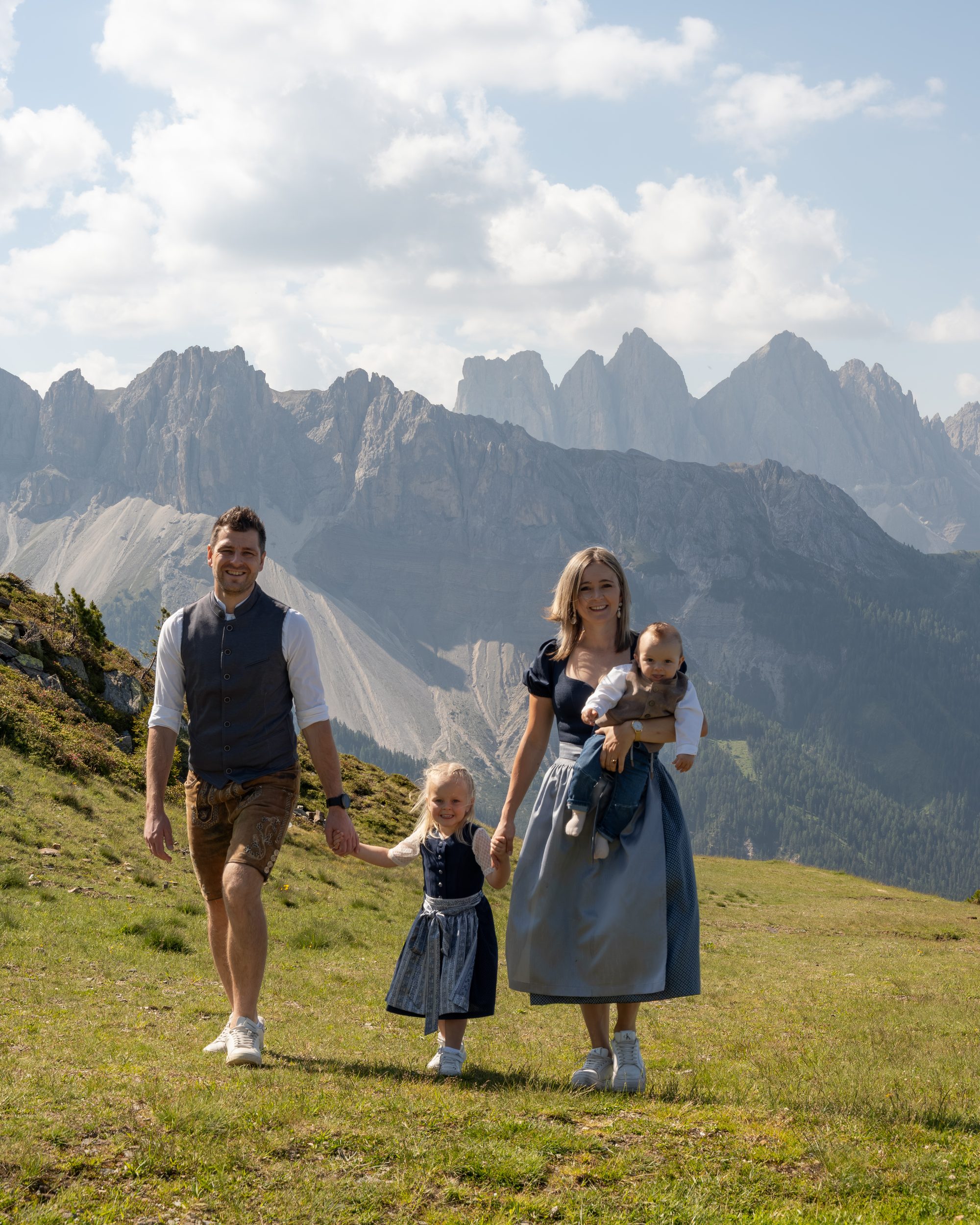 Gastgeberfamilie der Rossalm Plose beim Spaziergang vor den Geislerspitzen