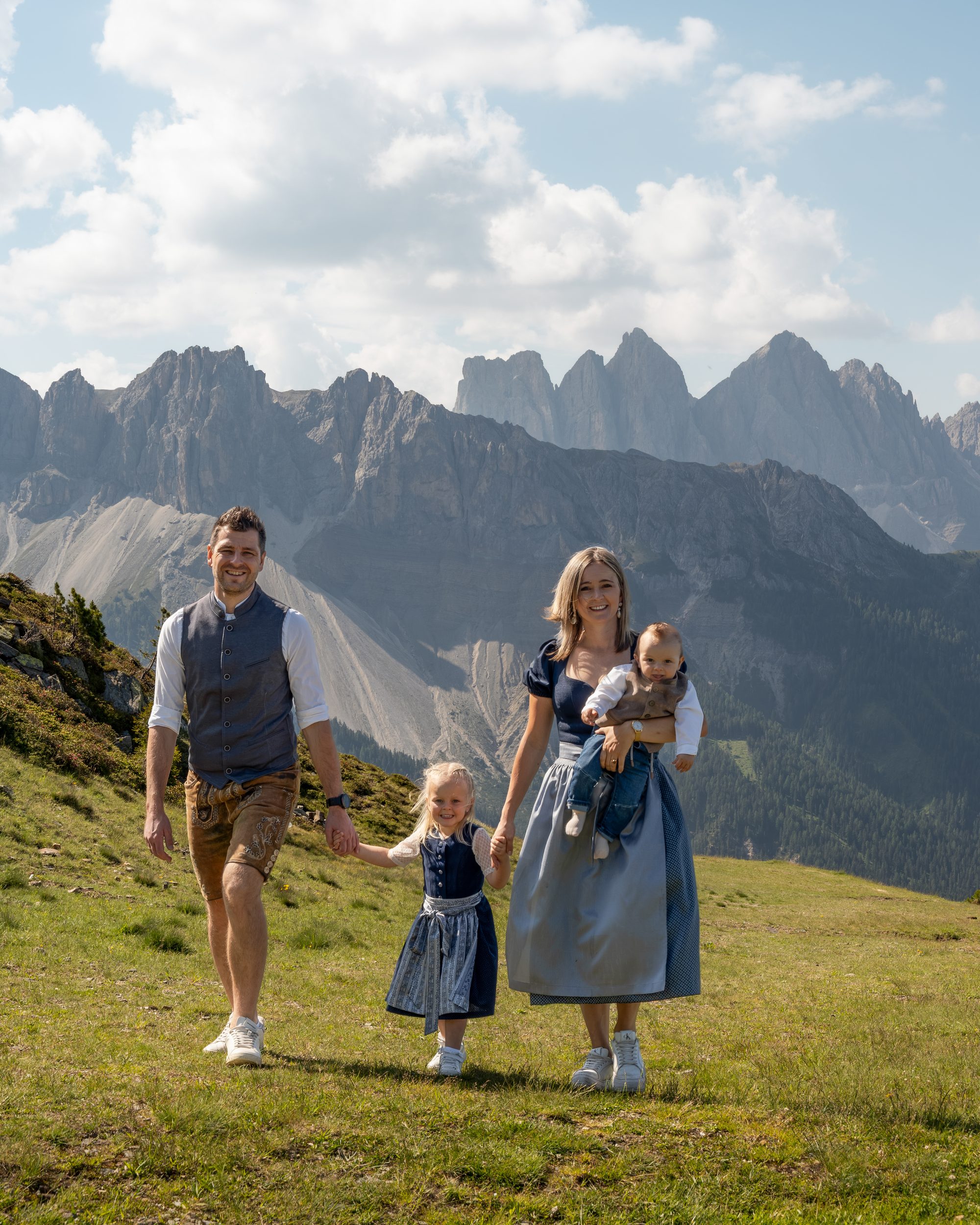 Gastgeberfamilie der Rossalm Plose Gastgeberfamilie der Rossalm Plose beim Spaziergang vor den Geislerspitzen
