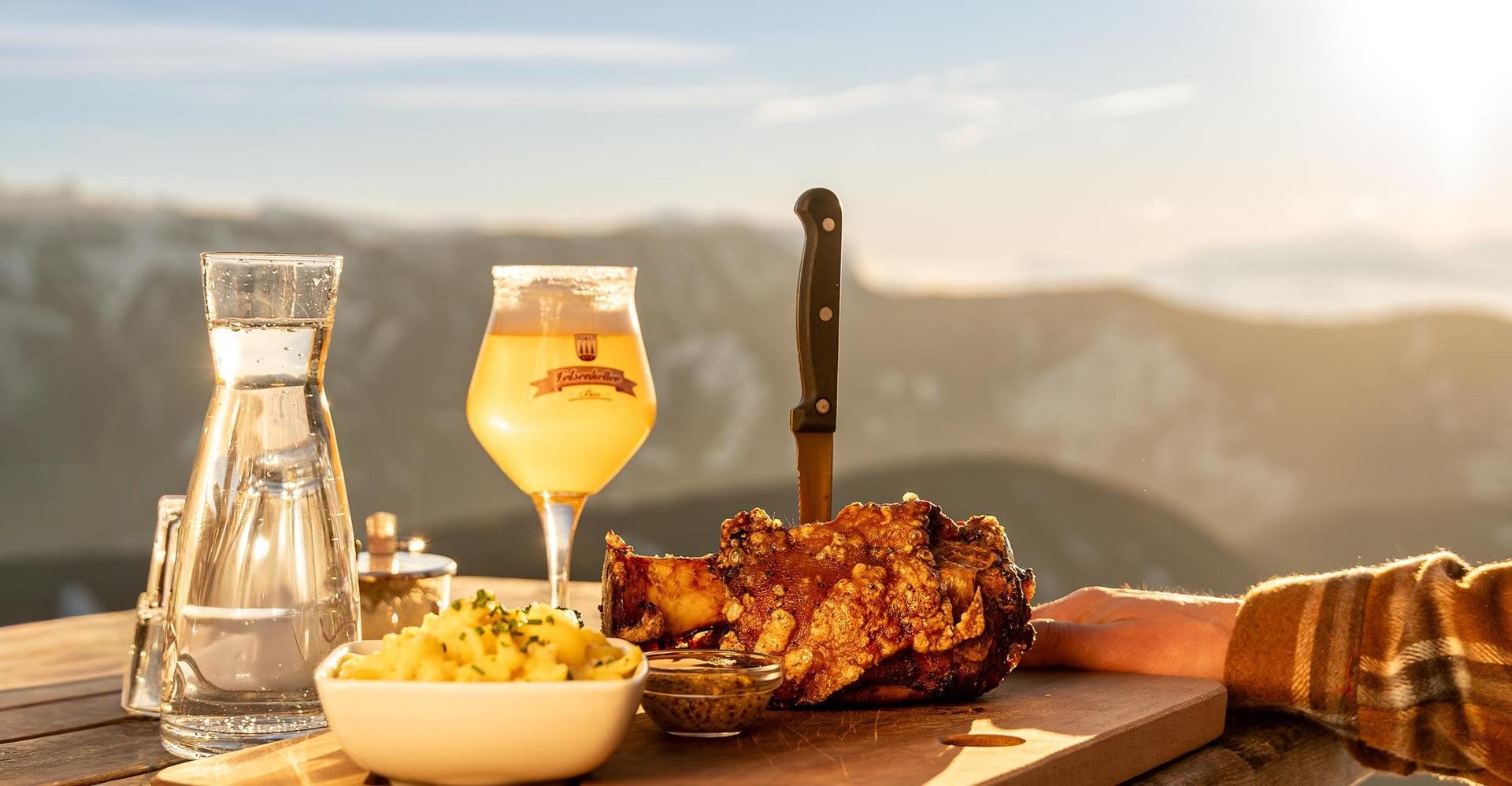Rossalm Südtirol Restaurant Genuss Plose Almrestaurant Frühstück Bergfrühstück Sonnenterrasse Weinkeller Fackelwanderung (8) Schweinshaxe mit Bier auf der Sonnenterrasse der Rossalm Plose