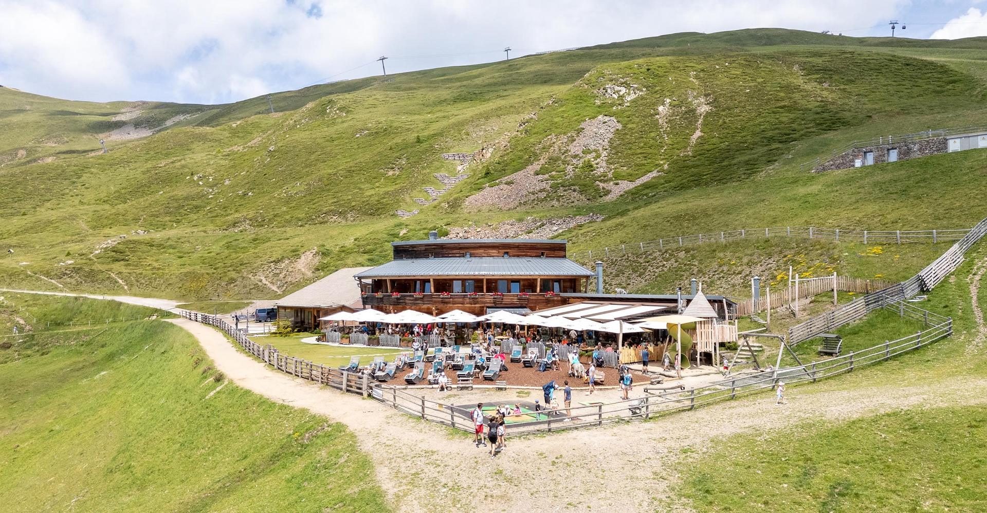 Rossalm Plose mit Sonnenterrasse im Sommer, Luftaufnahme
