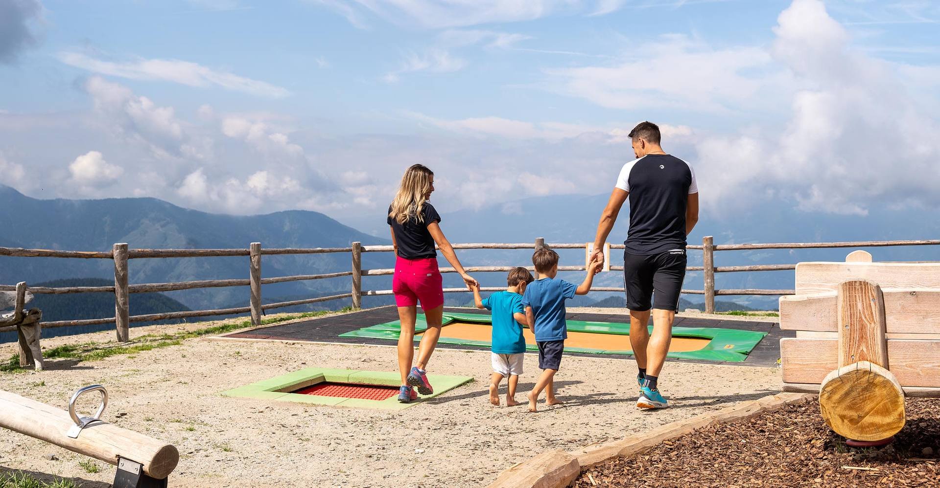 sommer-urlaub-wandern-rossalm-plose-brixen-plosecart-plosebob-südtirol-dolomiten (4) Familie mit Kindern am Spielplatz der Rossalm Plose